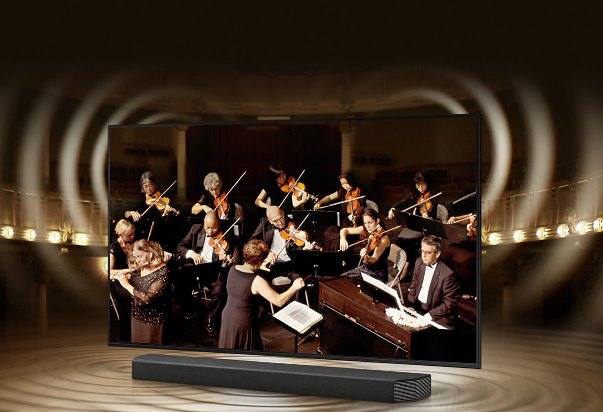 Απεικονίζεται μια ορχήστρα στην τηλεόραση.